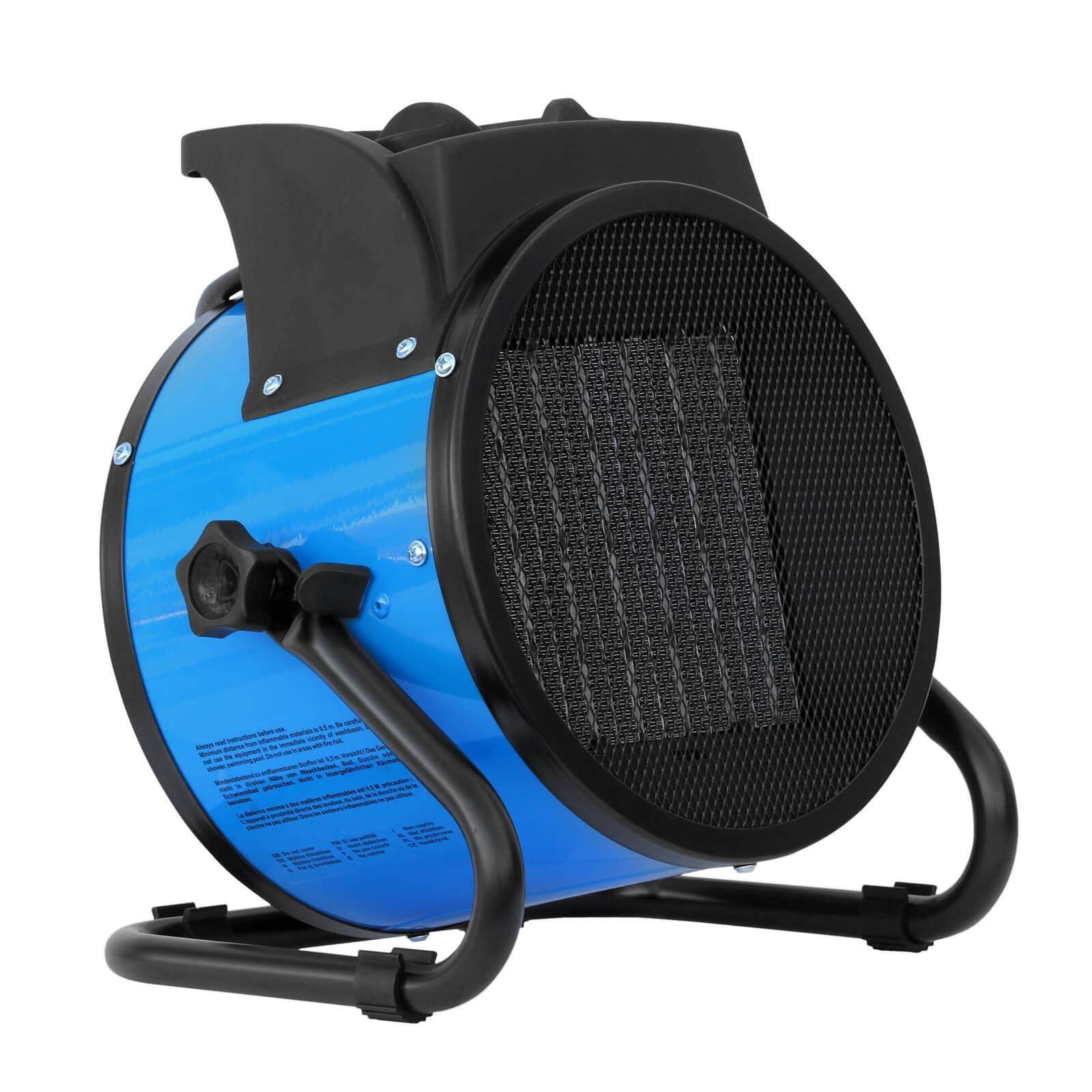 Blauer tragbarer zylindrischer Elektroheizer mit schwarzem Gitter, Griff und Standfuß auf weißem Hintergrund.