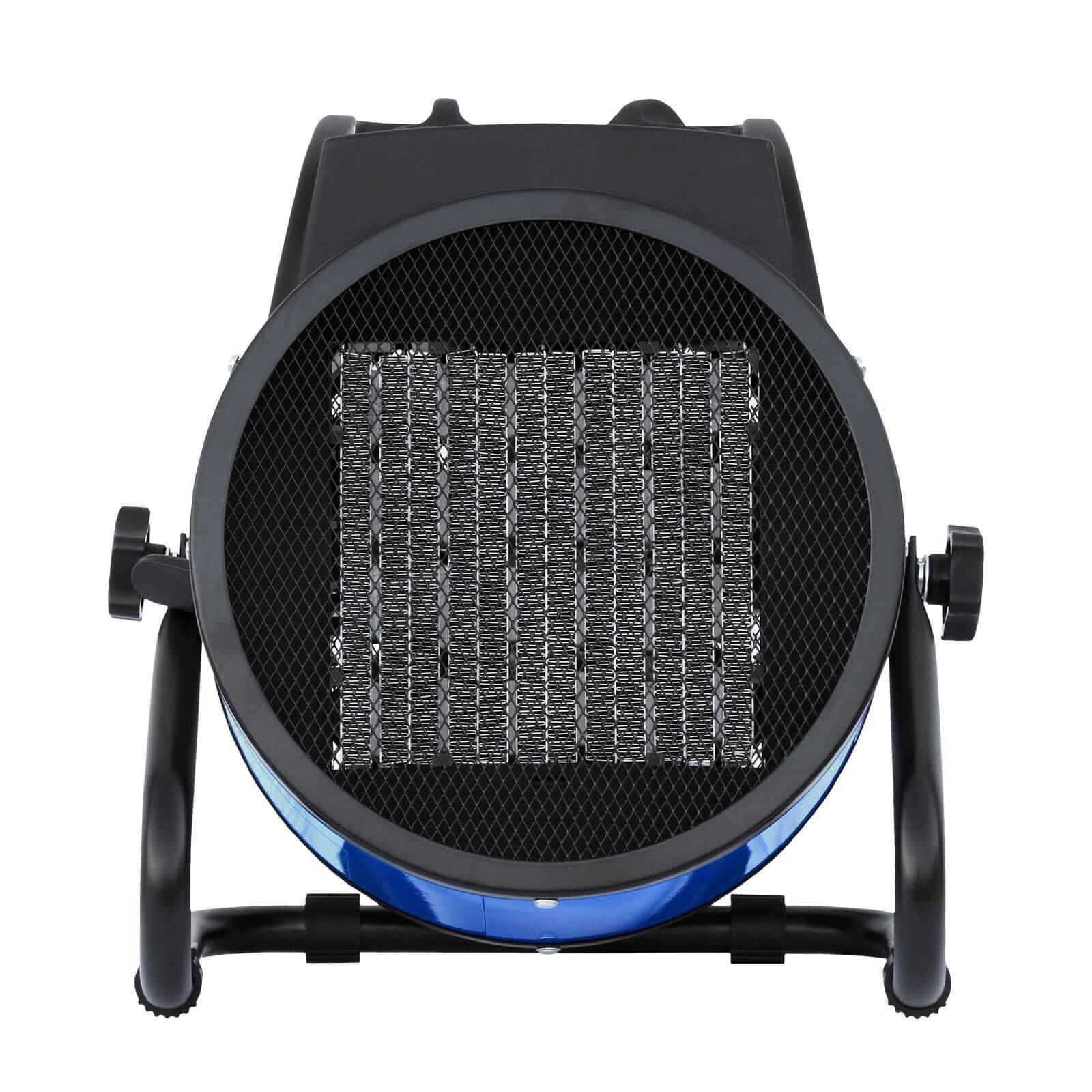 Vorderansicht eines kleinen schwarzen tragbaren Heizers oder Ventilators mit kreisförmigem Gitter und blauer Basis auf weißem Hintergrund.