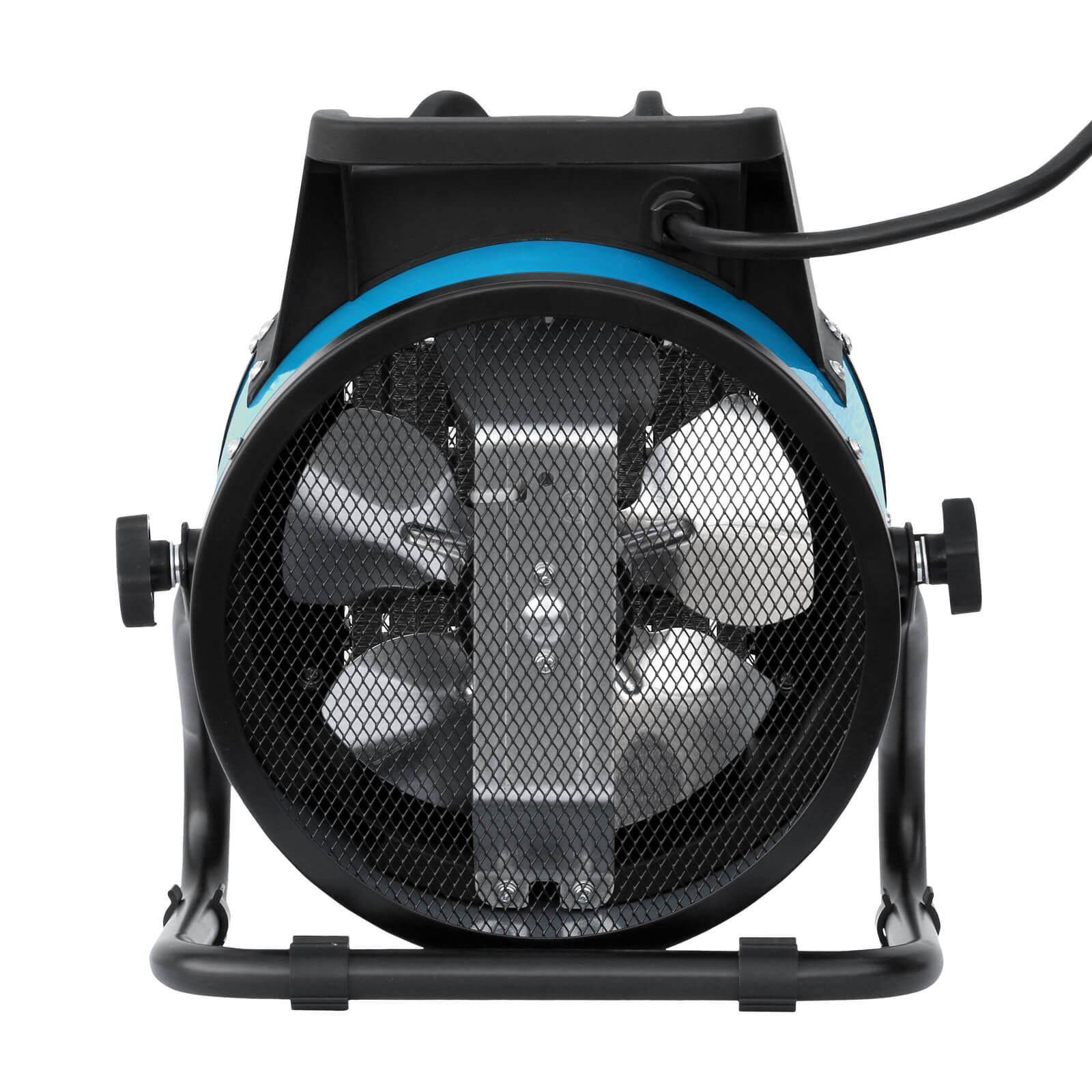 Vorderansicht eines tragbaren elektrischen Ventilators mit ovalem Metallgitter, sichtbaren Flügeln, Griff und Stromkabel auf weißem Hintergrund.