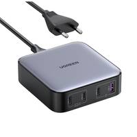 Kompakter schwarzer und silberner USB-Wandladegerät mit angebrachtem Stromstecker und mehreren vorderen Ladeanschlüssen, auf weißem Hintergrund dargestellt.