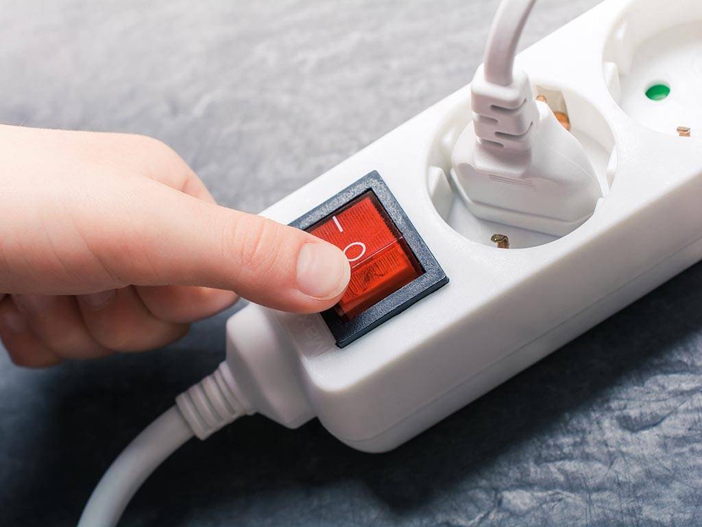 Perel Steckdosenleiste mit Schalter, 3 Schutzkontakt-Steckdosen, Kabel 1.5 m, 3G1.5, Innenbereich, Weiß