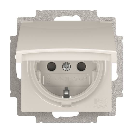 Eine cremefarbene Steckdose mit Schutzdeckel, geeignet für Bereiche mit Feuchtigkeitsbelastung.