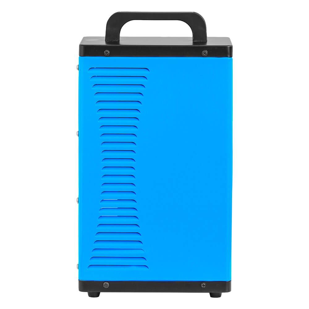 Tragbares blaues Elektrogerät mit schwarzem Griff und Lüftungsschlitzen, auf weißem Hintergrund dargestellt.