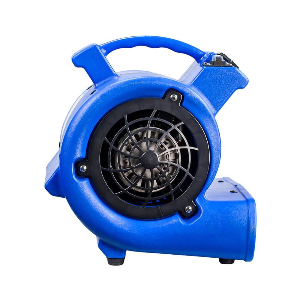 Blauer tragbarer Industrielüfter oder -ventilator mit Tragegriff, Ansaugschutzgitter an der Vorderseite und Auslassöffnung auf weißem Hintergrund.