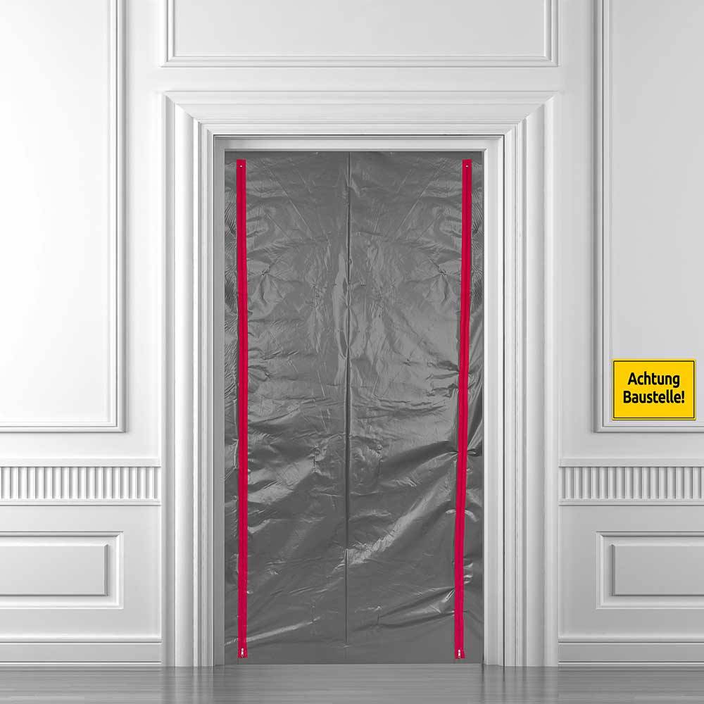 Kunststoffverhangene Türöffnung in einem weißen Innenraum, mit rotem Klebeband versiegelt, mit einem gelben Schild mit der Aufschrift „Achtung Baustelle!" das auf Bauarbeiten hinweist.