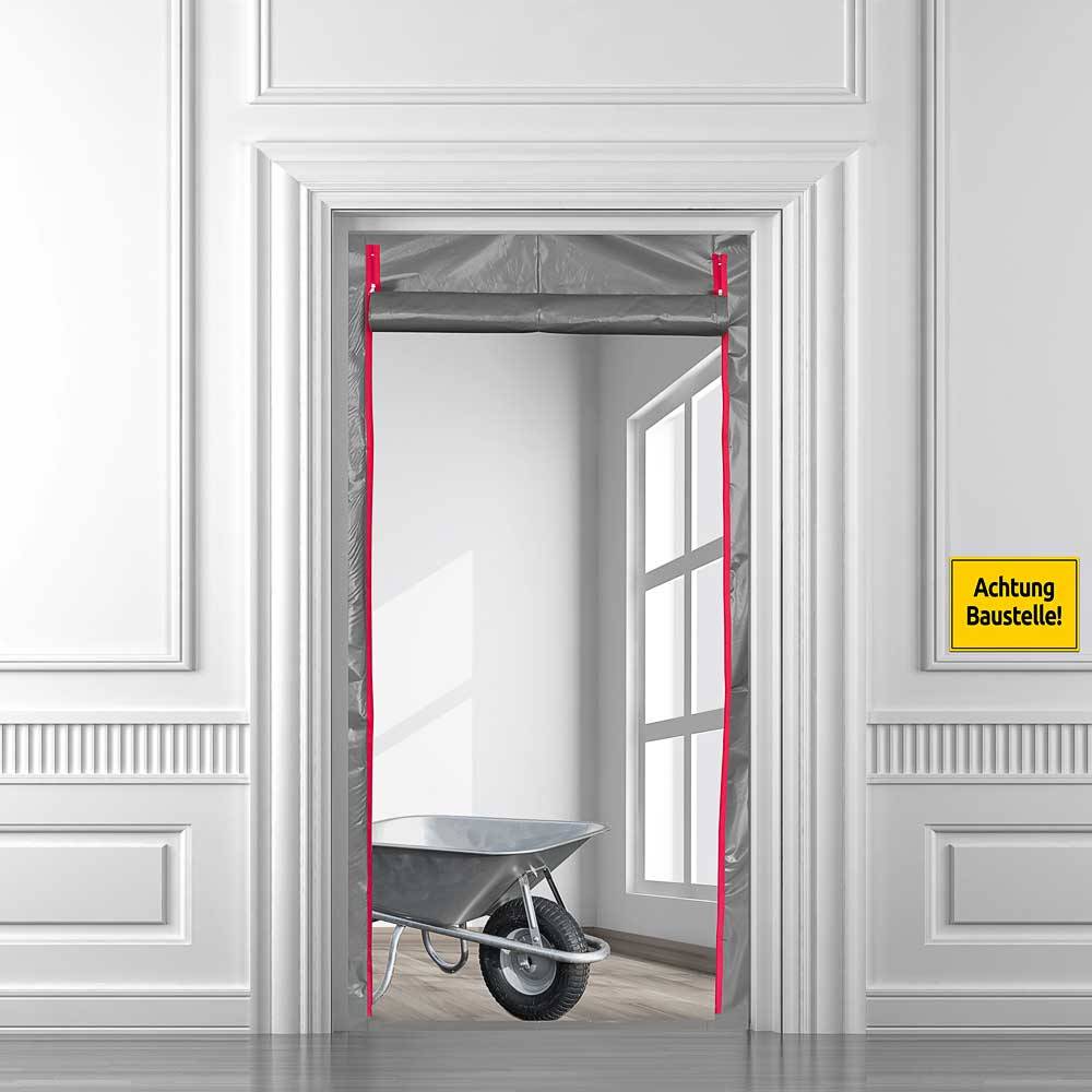 Schubkarre in einer Türöffnung, die mit Schutzkunststofffolie bedeckt ist, mit einem gelben Warnschild „Achtung Baustelle!" das auf Bauarbeiten hinweist.