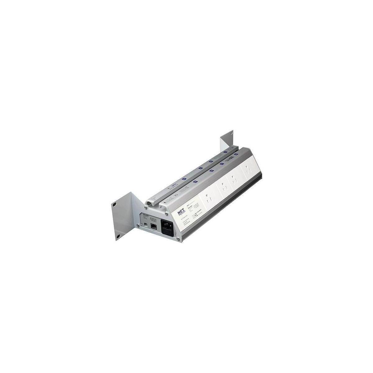 Ein silberfarbenes Metall-Industrieral-Rack-Mount-Elektronikmodul mit Seitenbügeln, isoliert auf weißem Hintergrund dargestellt.