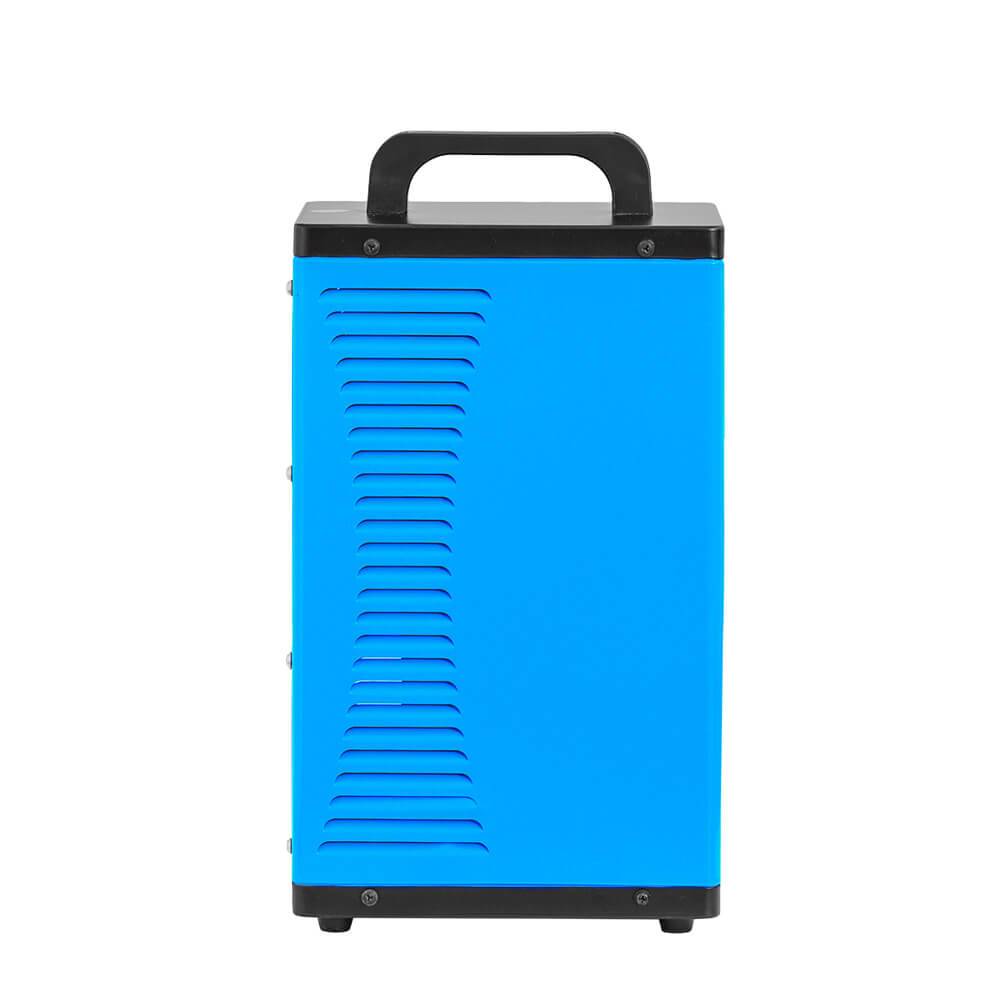 Blaues tragbares elektronisches Gerät mit schwarzem Griff oben und Lüftungsöffnungen an der Vorderseite, isoliert auf weißem Hintergrund dargestellt.