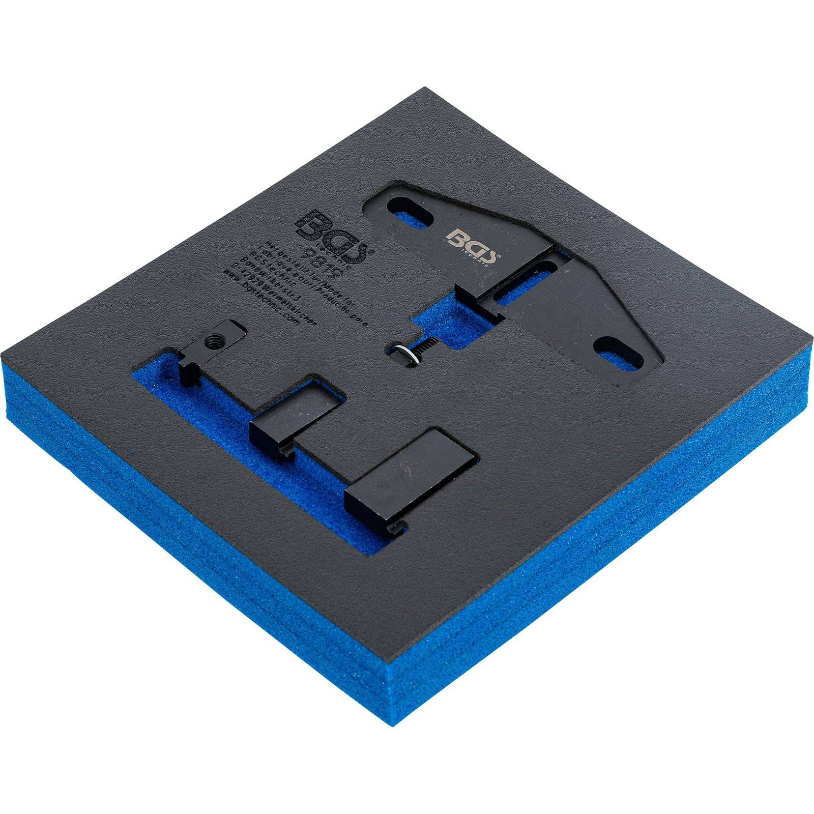 Ein schwarzes Scharnier wird auf einem Schaumhalter mit blauer Innenseite platziert. Auf dem Scharnier sind die Texte '503' und 'ISO 9001' gedruckt.