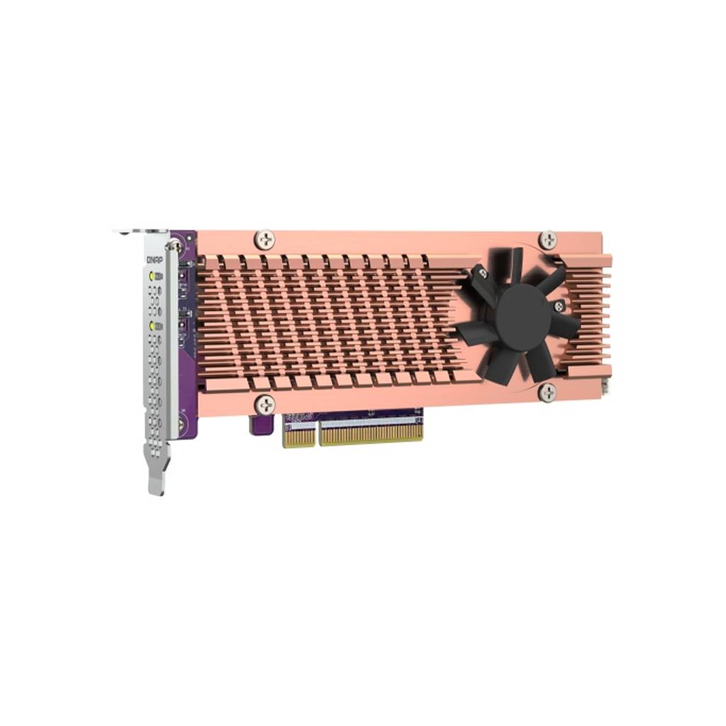 Grafikkarte mit kupfernem Kühlkörper, kleinem Kühlventilator und metallischer PCI-Halterung auf weißem Hintergrund.