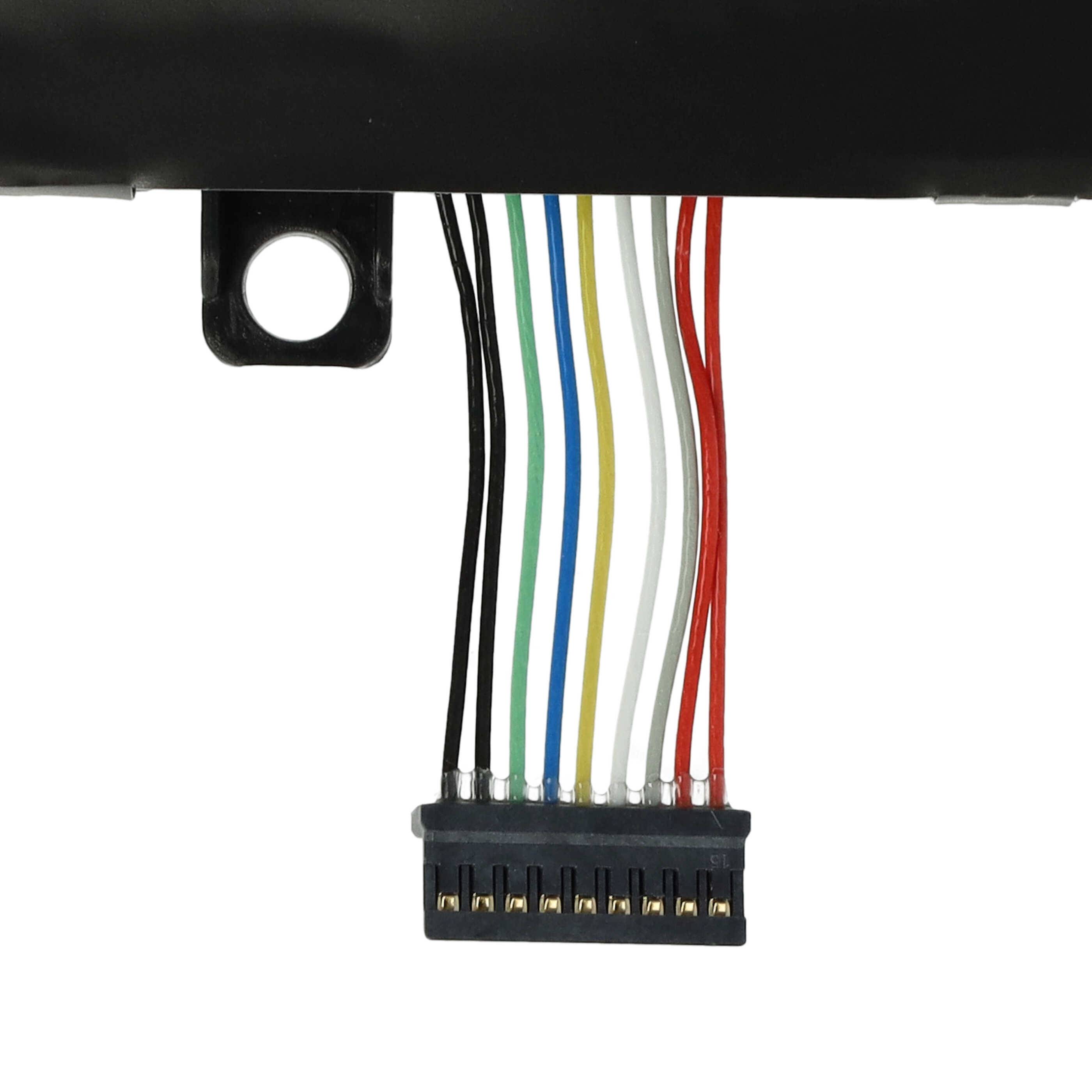 Eine Nahaufnahme eines mehrfarbigen Kabels, das mit einem schwarzen elektronischen Stecker mit mehreren Stiften gegen einen weißen Hintergrund verbunden ist.