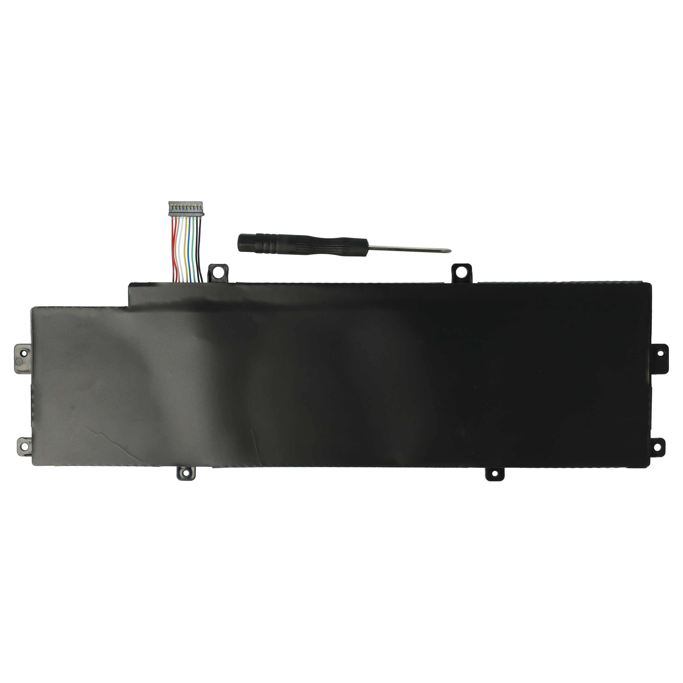 Eine schwarze Laptop-Batterie mit Verbindungskabeln und einem kleinen Schraubendreher auf weißem Hintergrund.