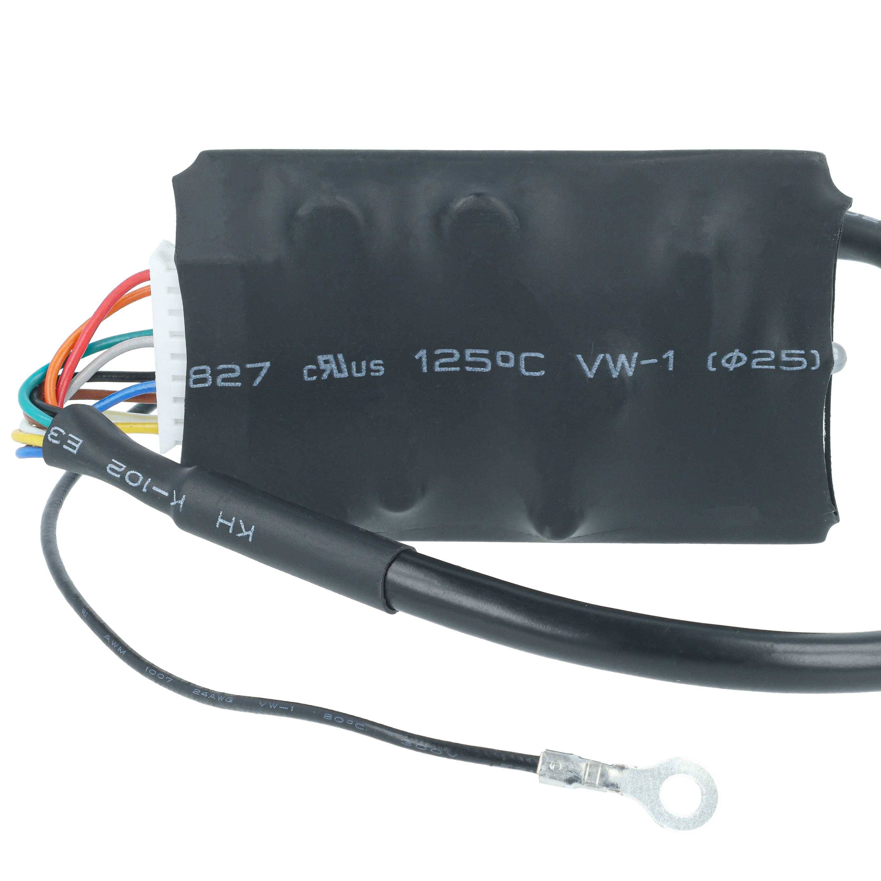 Schwarzes Schrumpfschlauch-Elektrokabelbaum mit mehrfarbigen Leitern und einem Ringkabelschuh, beschriftet mit '125°C VW-1'.