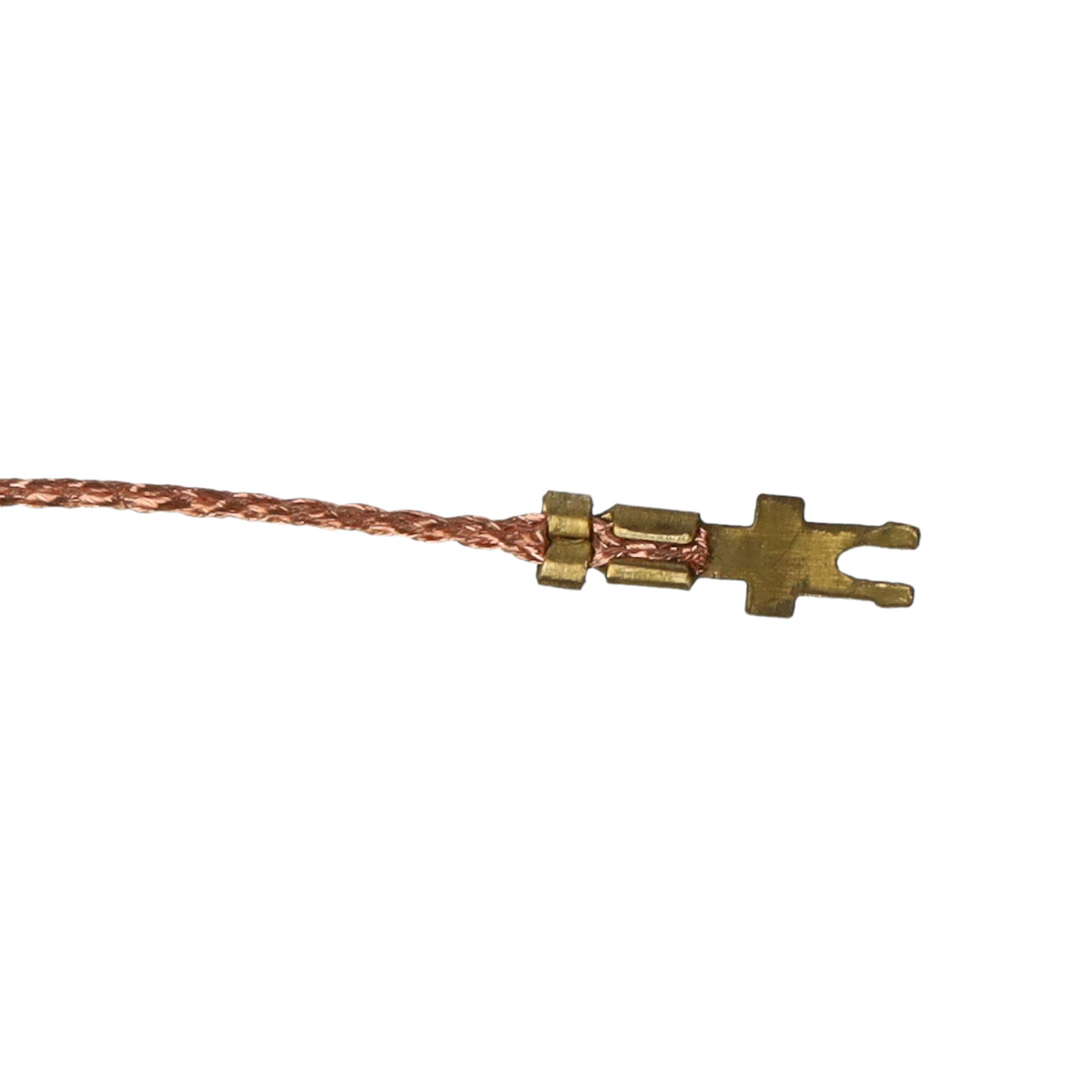 Ein Kupfer-Erdungsgeflecht mit einem metallischen Stecker an einem Ende, das zu Zwecken der elektrischen Erdung verwendet wird.