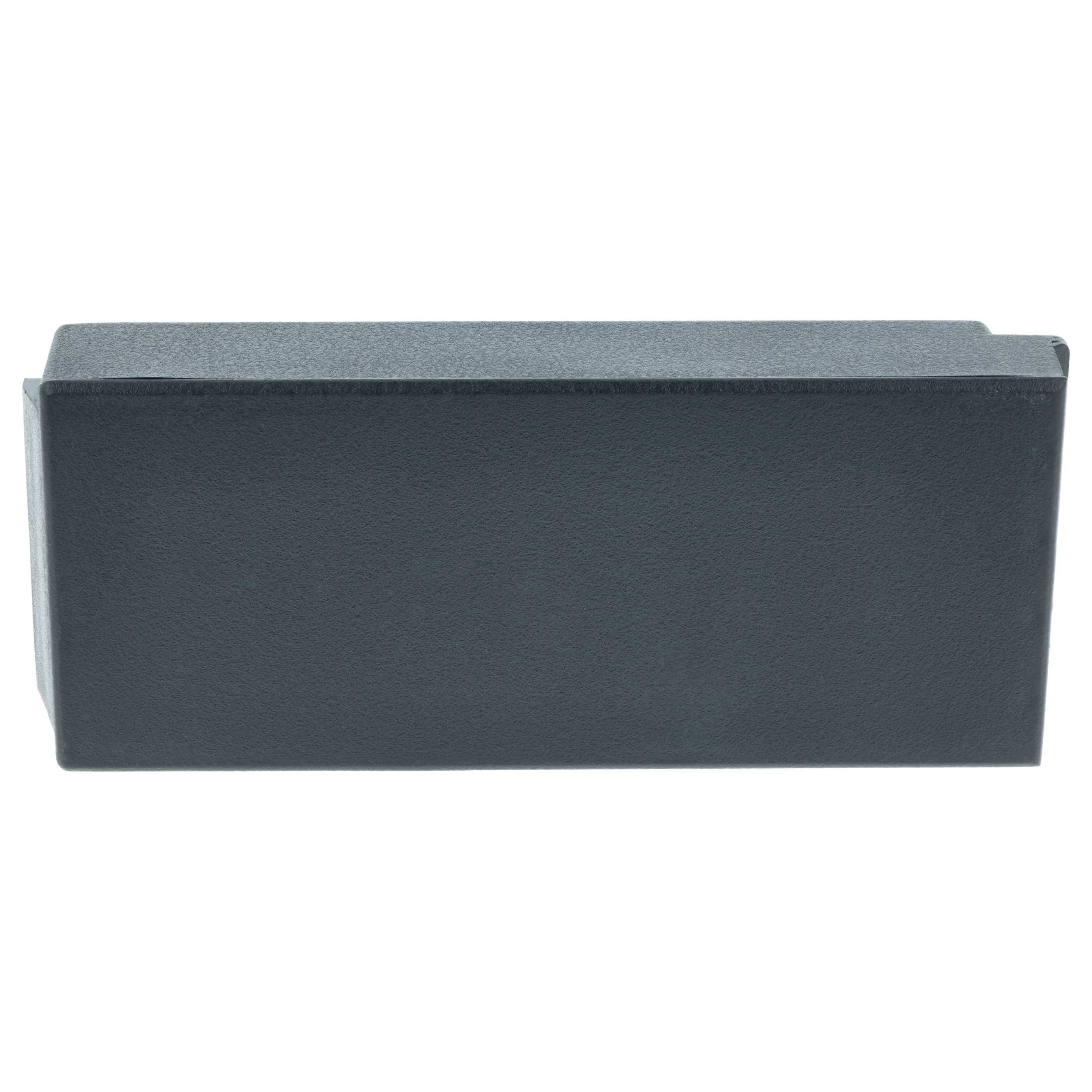 Eine rechteckige, schwarze Box mit geschlossenem Deckel, von vorne gegen einen weißen Hintergrund gezeigt.