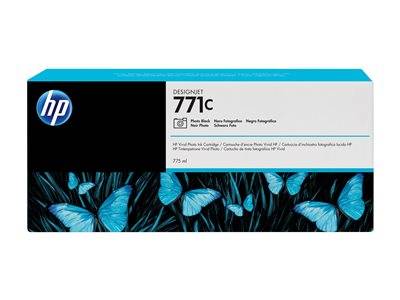 DesignJet 771C Tintenpatrone mit Verpackung, auf der blaue Schmetterlinge auf schwarzem Gras abgebildet sind; Etiketten enthalten 'HP Vivid Foto-Tinten' und eine Kapazität von 775 ml.