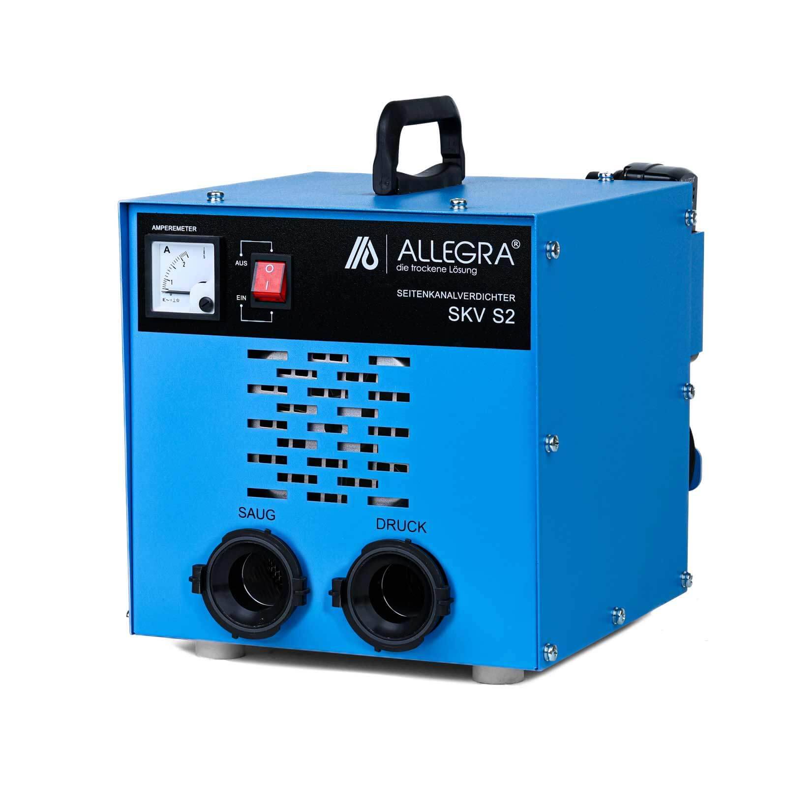 Blaue Industriestaubsaugeinheit mit Griff, Manometer, Schalter und zwei Schlauchanschlüssen mit den Beschriftungen „SAUG