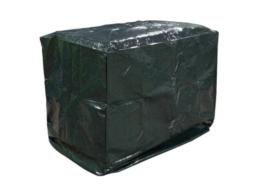 Ein dunkelgrünes, in Kunststoff verpacktes rechteckiges Bündel oder gebündeltes Paket isoliert auf weißem Hintergrund.
