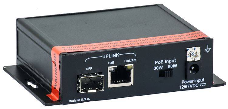 Schwarzes Netzwerkgerät mit SFP- und PoE-Ethernet-Anschlüssen, beschriftet mit „UPLINK