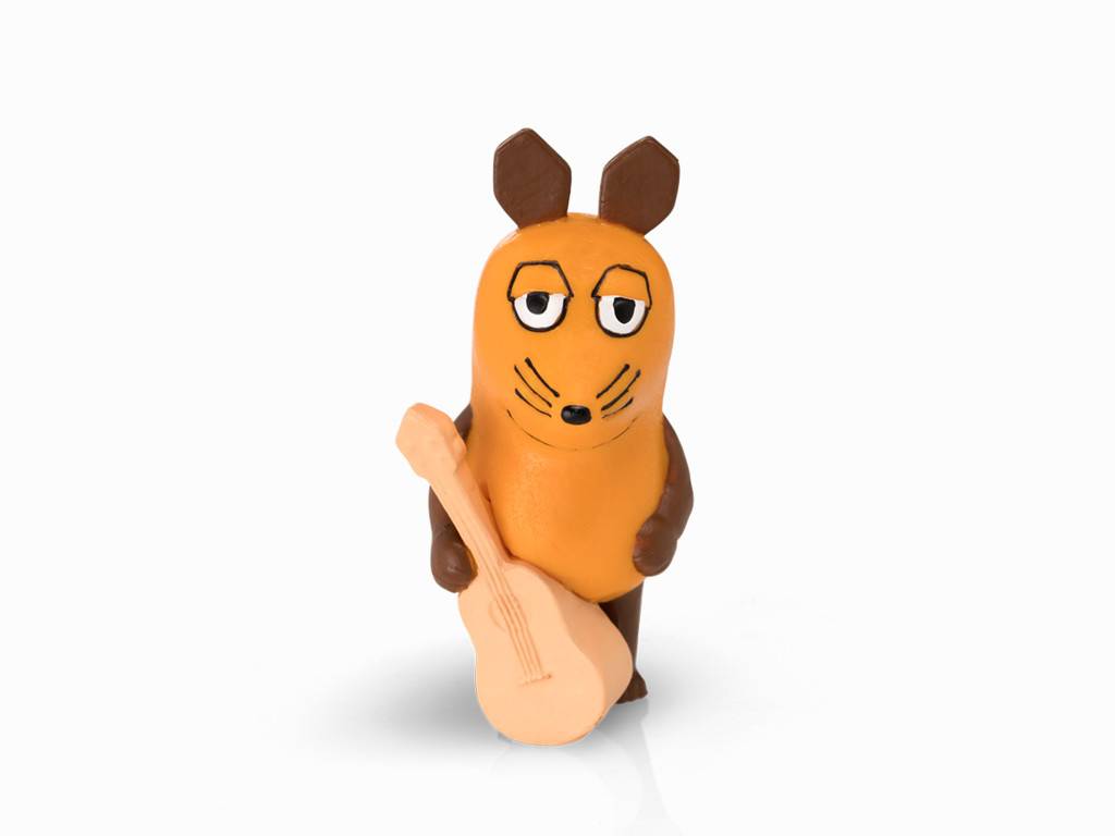 Eine kleine orange-braune Cartoon-Tierfigur, die eine Gitarre hält und gegen einen weißen Hintergrund steht.