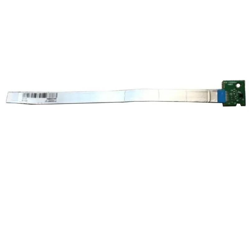 Flaches Bandkabel mit einem kleinen grünen Leiterplattenverbinder auf der rechten Seite
