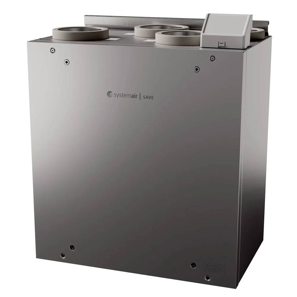 Eine silberfarbene Systemair SAVE Lüftungsanlage mit vier runden Kanalöffnungen oben und einem kleinen Seitensteuermodul.