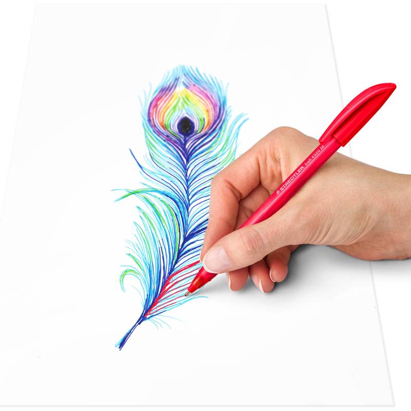 Eine Hand, die einen roten Stift hält und eine farbenfrohe Pfauenfeder auf weißem Papier illustriert.