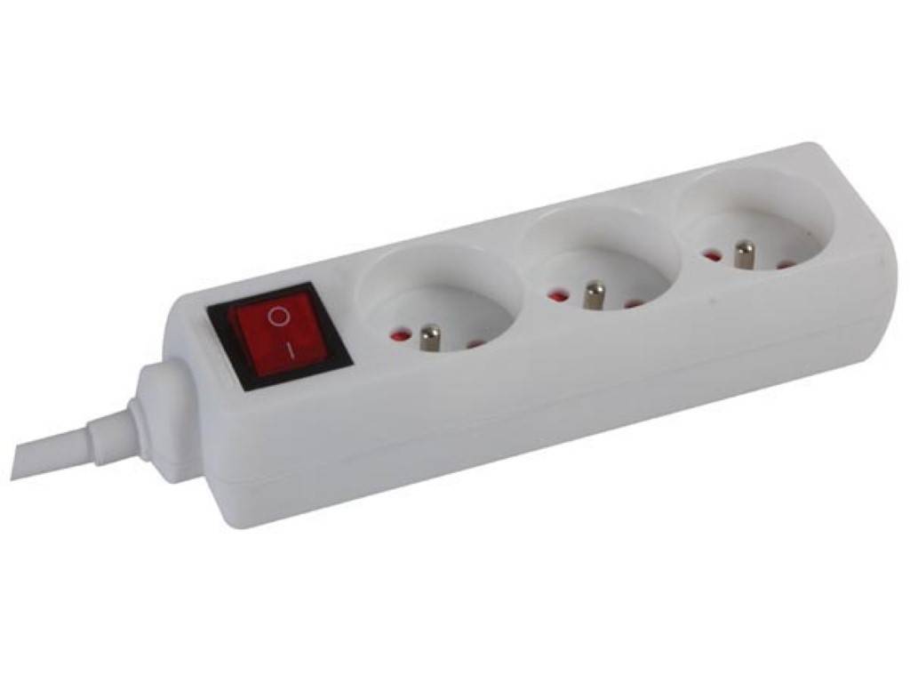 Ein weißes Stromverteiler mit drei Steckdosen und einem roten Ein-/Ausschalter an der Seite.