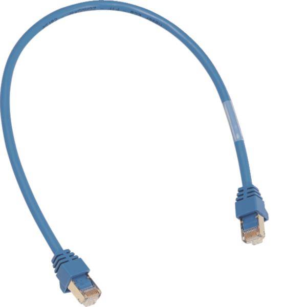 Blaues Ethernet-Kabel mit RJ45-Steckern an beiden Enden, isoliert auf weißem Hintergrund dargestellt.