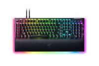 RGB-Gaming-Tastatur mit Handgelenkauflage und zwei verbundenen Kabeln, Vorderansicht auf weißem Hintergrund.