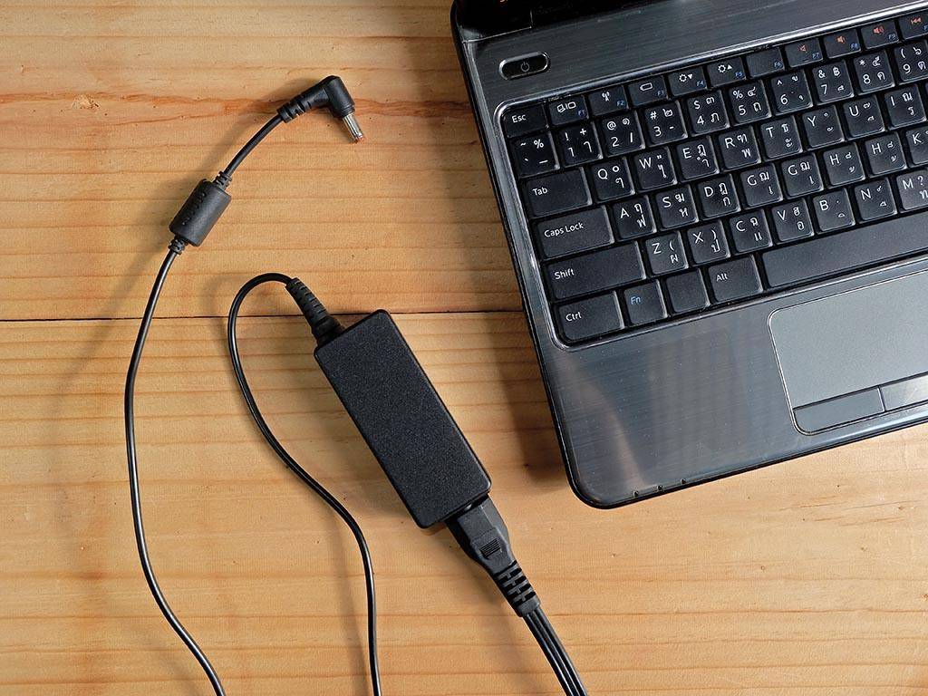 Perel NETZKABEL - SCHWARZ - CEE 7/7 90° + C5 - 1.8 m - H05VV-F 3G0.75