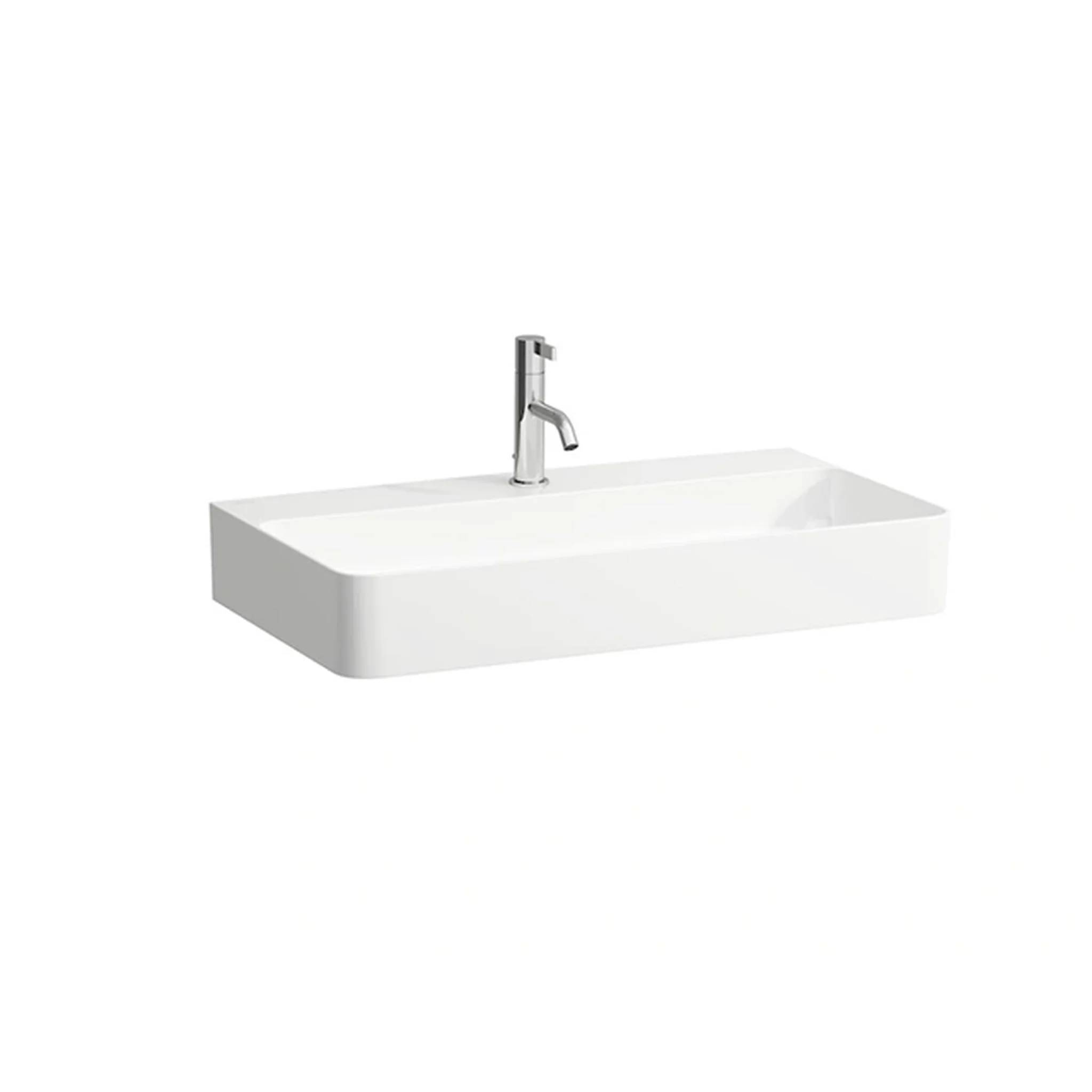 Minimalistische weiße rechteckige Wandmontage-Waschbecken mit einem einzelnen Chrom-Wasserhahn auf einem schlichten weißen Hintergrund.
