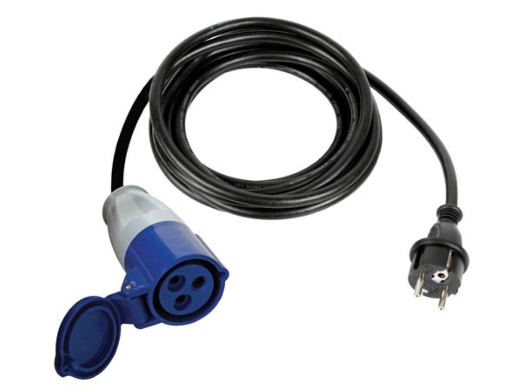 Schwarzes Stromkabel mit blauem industriellem weiblichem Stecker an einem Ende und einem geerdeten Stecker am anderen Ende.