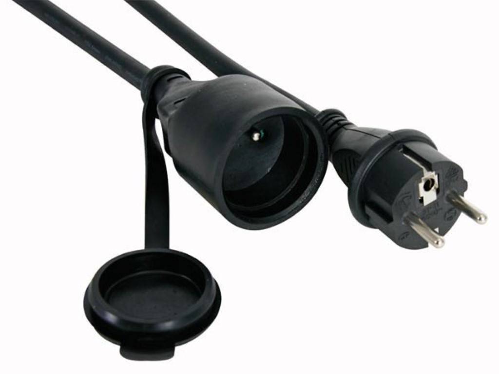 Nahaufnahme eines schwarzen Stromkabels mit einem europäischen zweipoligen Stecker und einem abgedeckten Steckverbinder auf weißem Hintergrund.