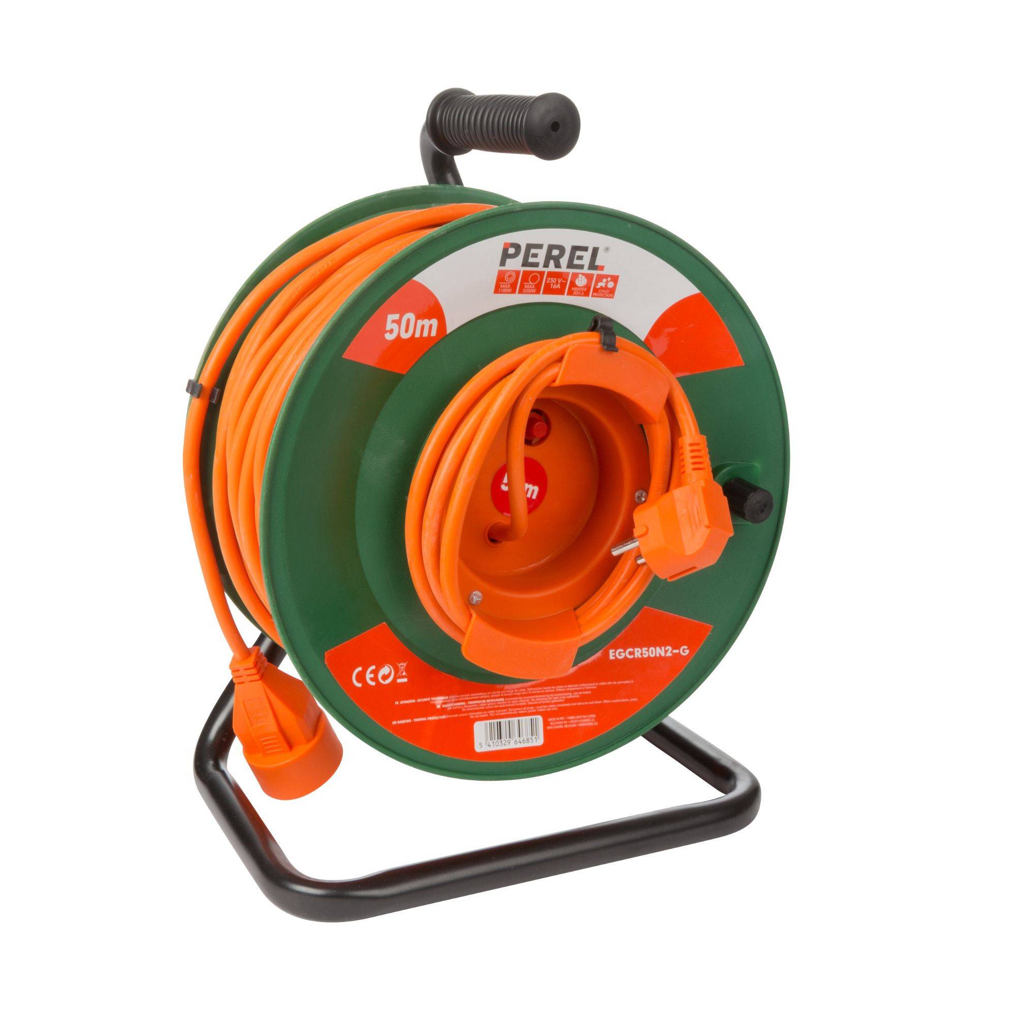 Eine grüne Kabelrolle mit einem orangefarbenen Verlängerungskabel der Marke 'Perel', die sich über 50 Meter erstreckt, geeignet für den Außeneinsatz, mit Griff und Ständer ausgestattet.