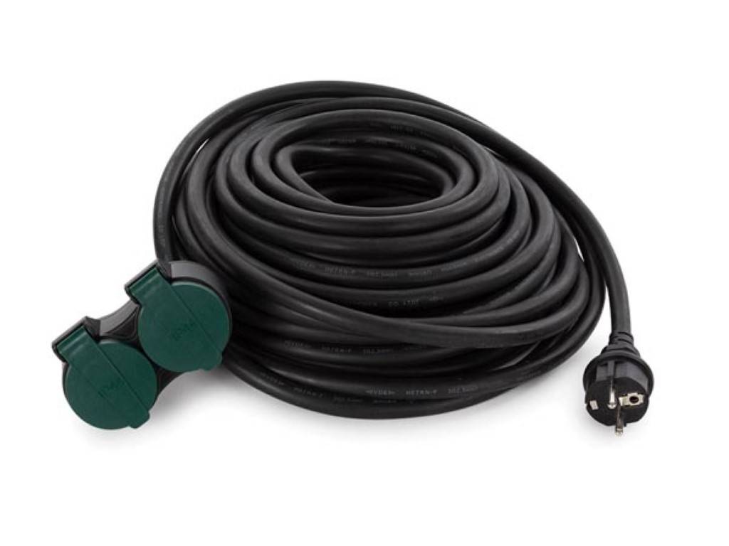 Aufgerolltes schwarzes Außenverlängerungskabel mit zwei grünen Steckdosenschutzkappen an einem Ende und einem Stecker am anderen Ende, isoliert auf weißem Hintergrund.