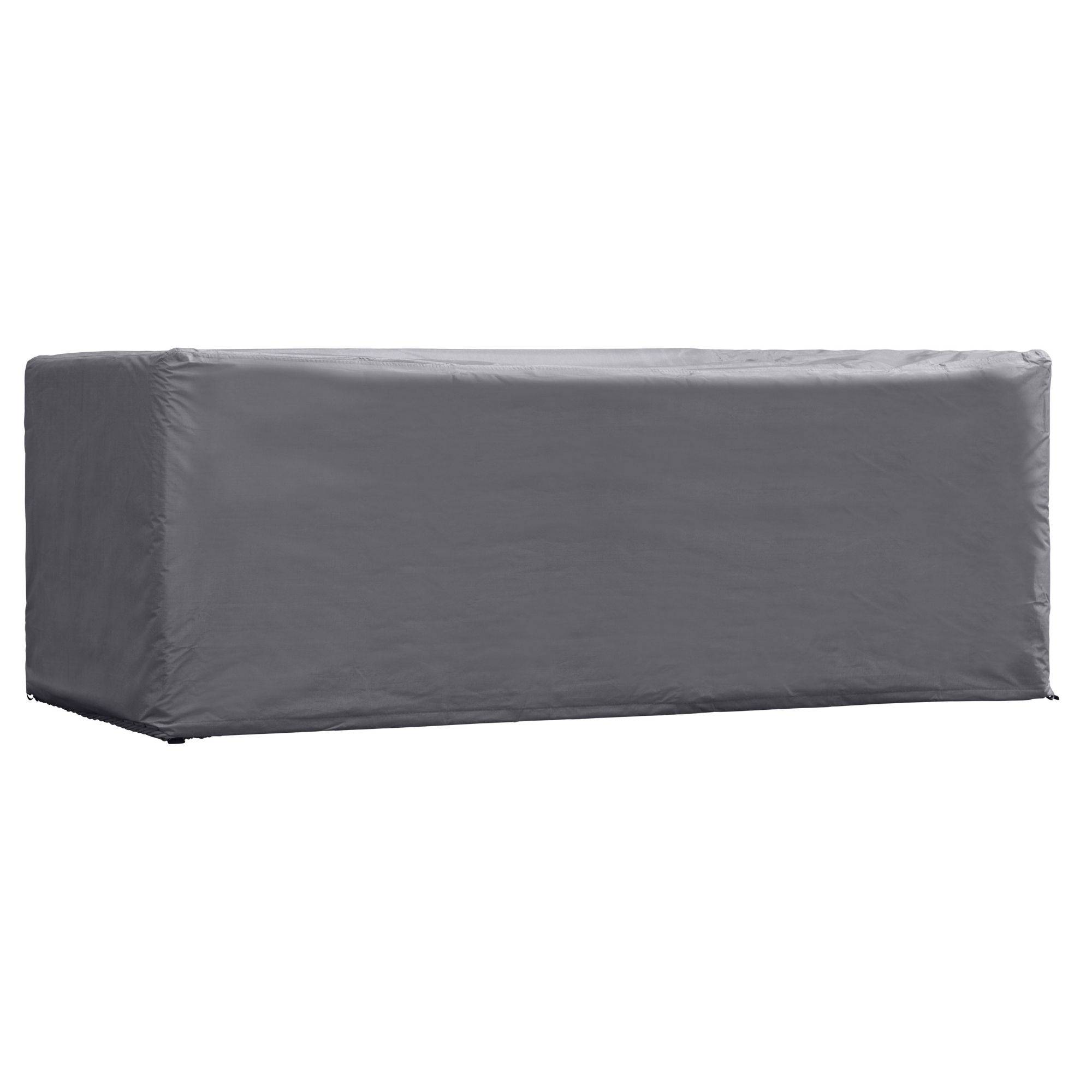 Graue rechteckige Gartenmöbelschutzhülle auf weißem Hintergrund, die eine lange, flache Bank oder ein Sofa schützt.