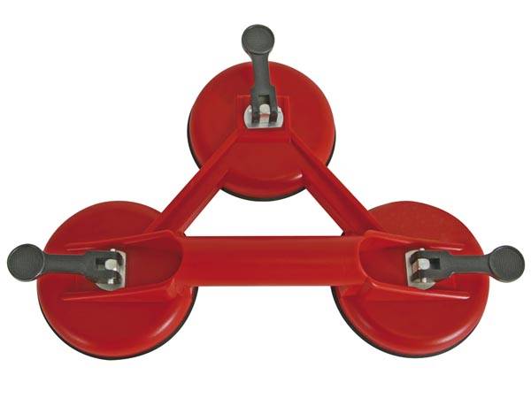 Rotes Dreischalen-Saugheber-Werkzeug mit drei grauen Verriegelungshebeln, wird zum Greifen und Bewegen von glatten Oberflächen wie Glas oder Fliesen verwendet.