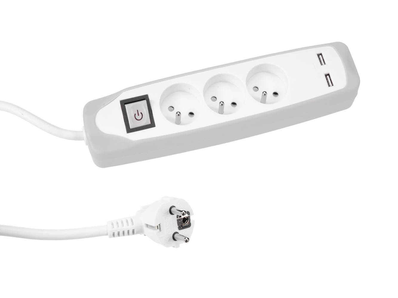 Eine weiße Steckdosenleiste mit drei europäischen Steckdosen, zwei USB-Anschlüssen und einem Ein-/Ausschalter, die durch ein Kabel mit Stecker verbunden ist.
