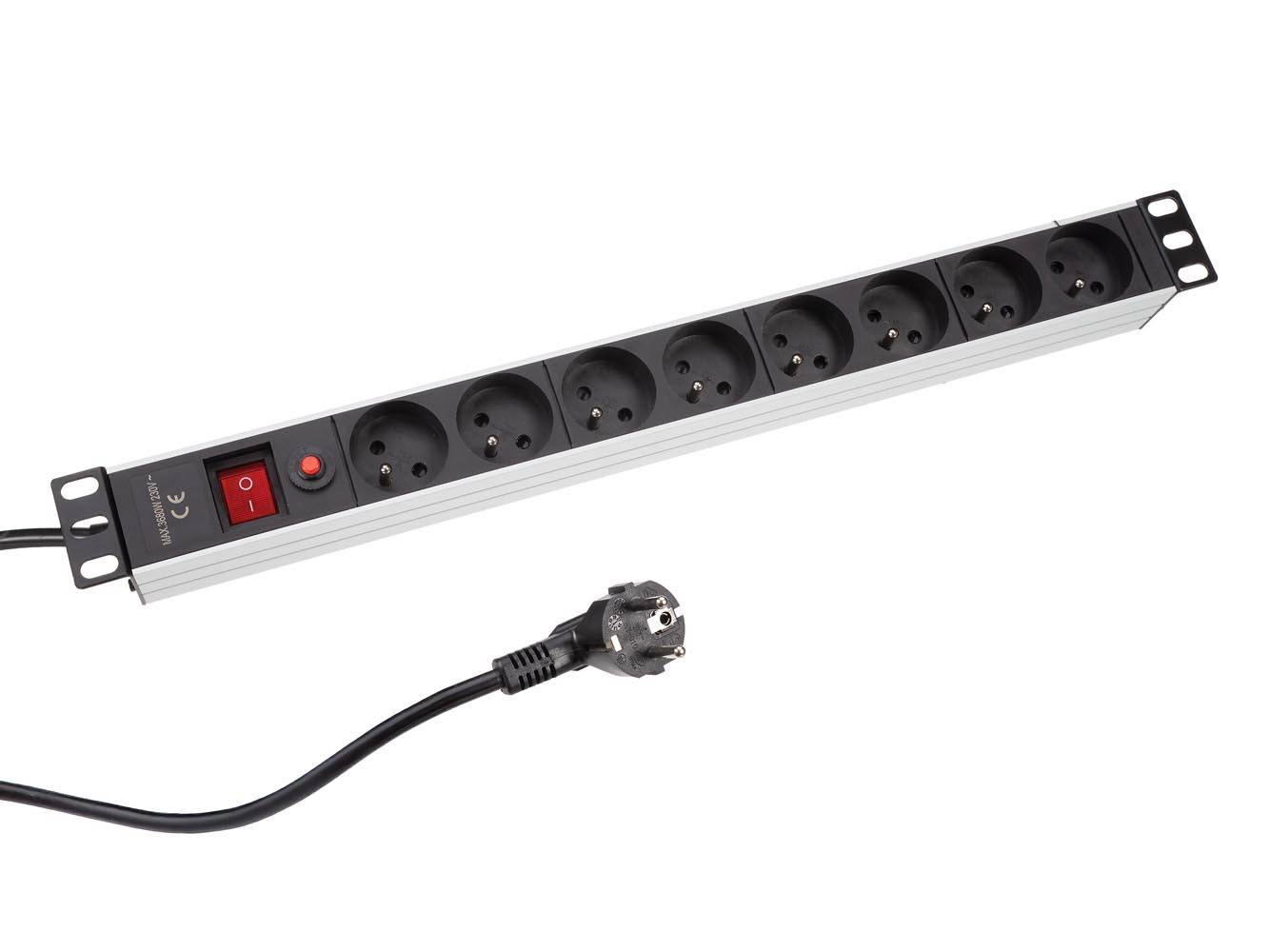 Eine Steckerleiste mit acht Steckdosen und einem roten Netzschalter mit europäischem Stecker.