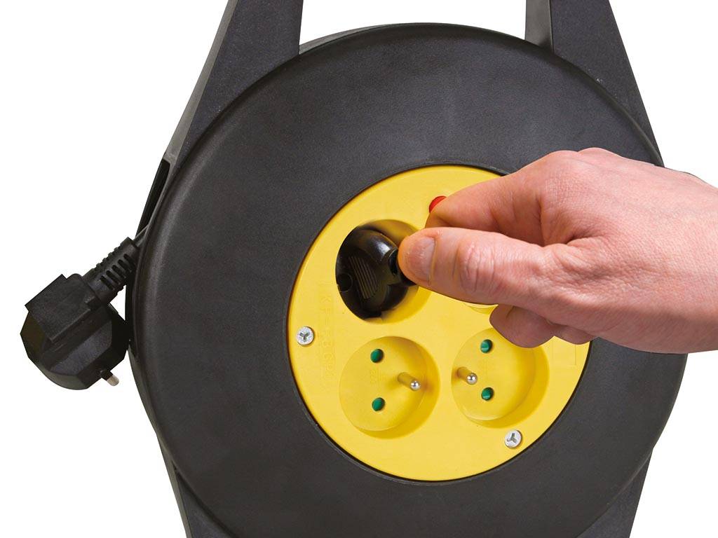 Perel Kabeltrommel, Innenbereich, 4 Steckdosen Typ E, Überhitzungsschutz, Kabellänge 10 m, 3G1.5, Schwarz/Gelb