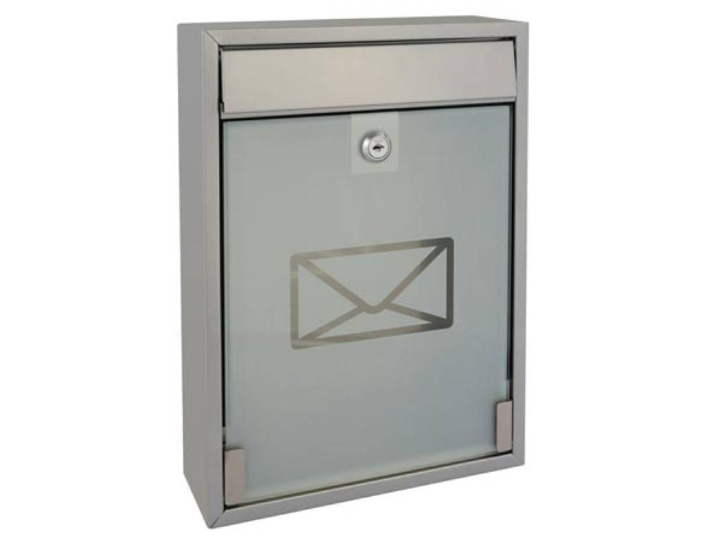 Wandmontierter grauer Metallbriefkasten mit frontalem Briefschlitz und Umschlaggersymbol auf der Tür, gesichert durch ein Schloss.