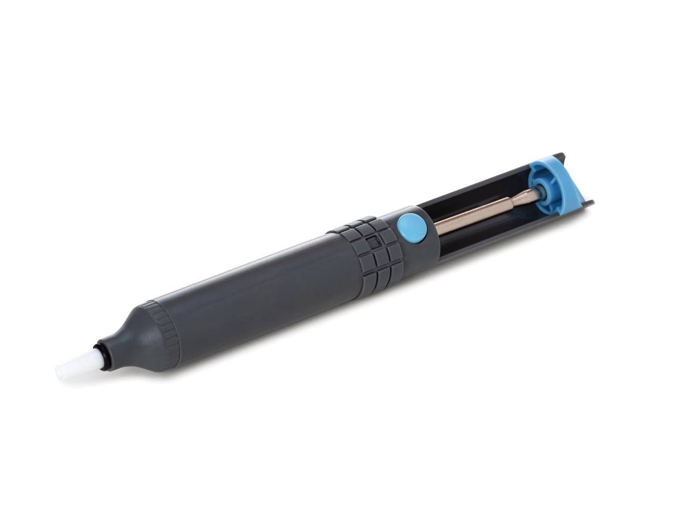 Eine schwarze tragbare Lötkolben mit blauem Knopf und Schutzkappe, dargestellt auf weißem Hintergrund.