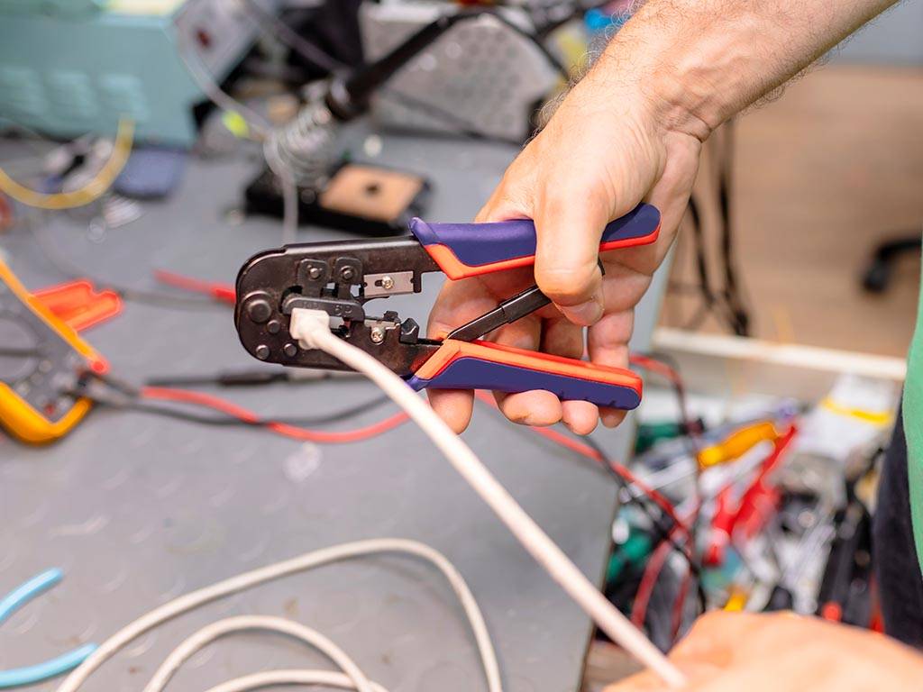 PROFESSIONELLE CRIMPZANGE FÜR WESTERNSTECKER 8P8C (RJ45)