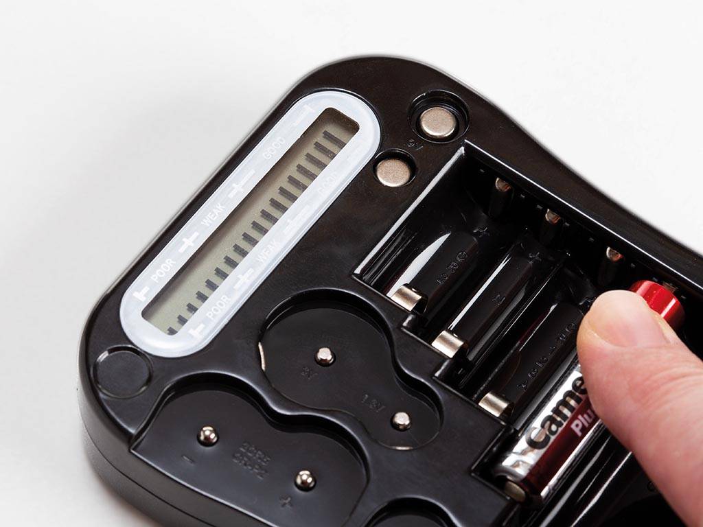 VIELSEITIGER BATTERIETESTER MIT LCD-DISPLAY