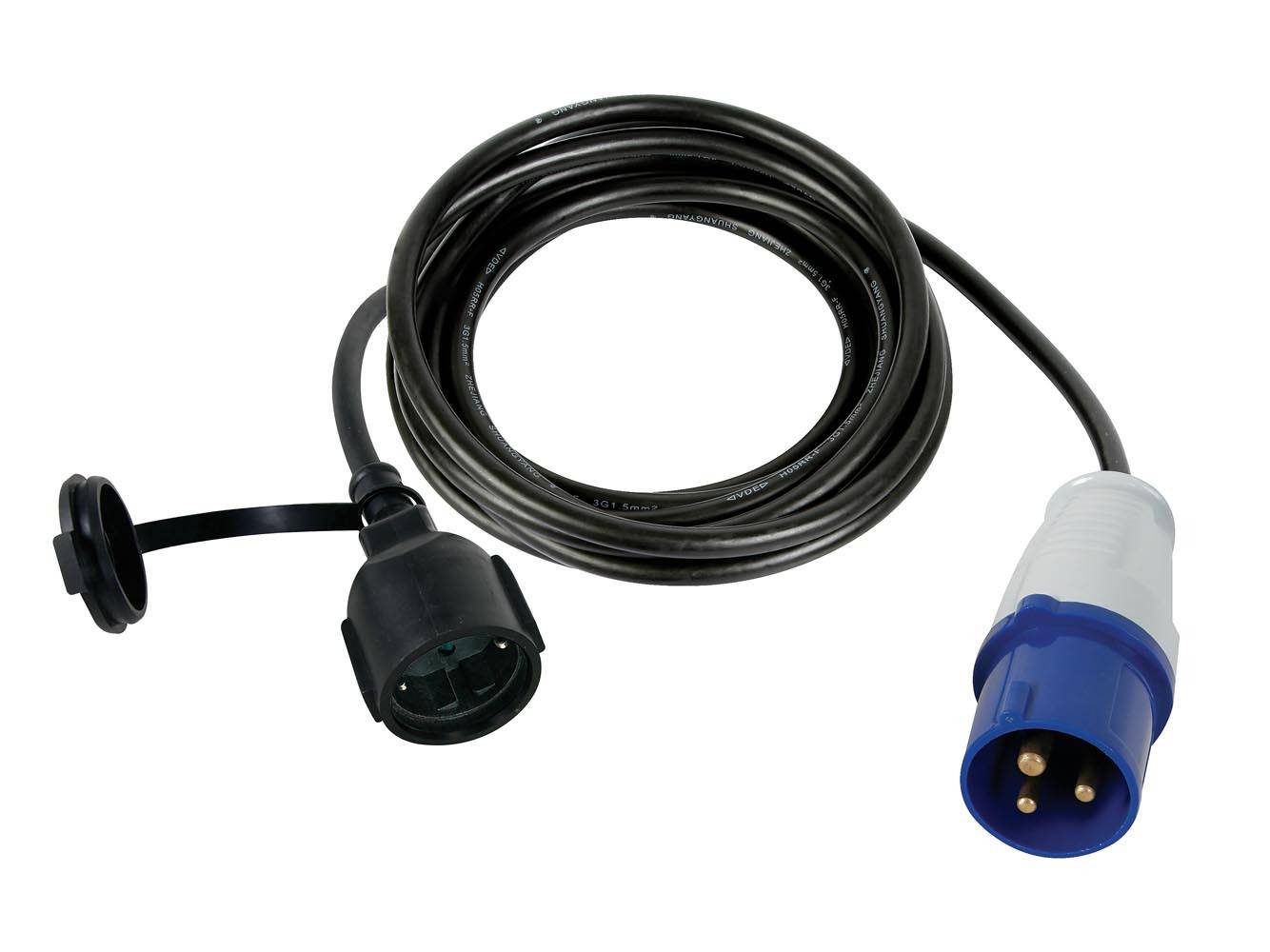 Aufgerolltes schwarzes Stromkabel mit einem schwarzen Stecker auf der einen Seite und einem blauen Industrie-Stecker auf der anderen Seite, isoliert auf weiß.