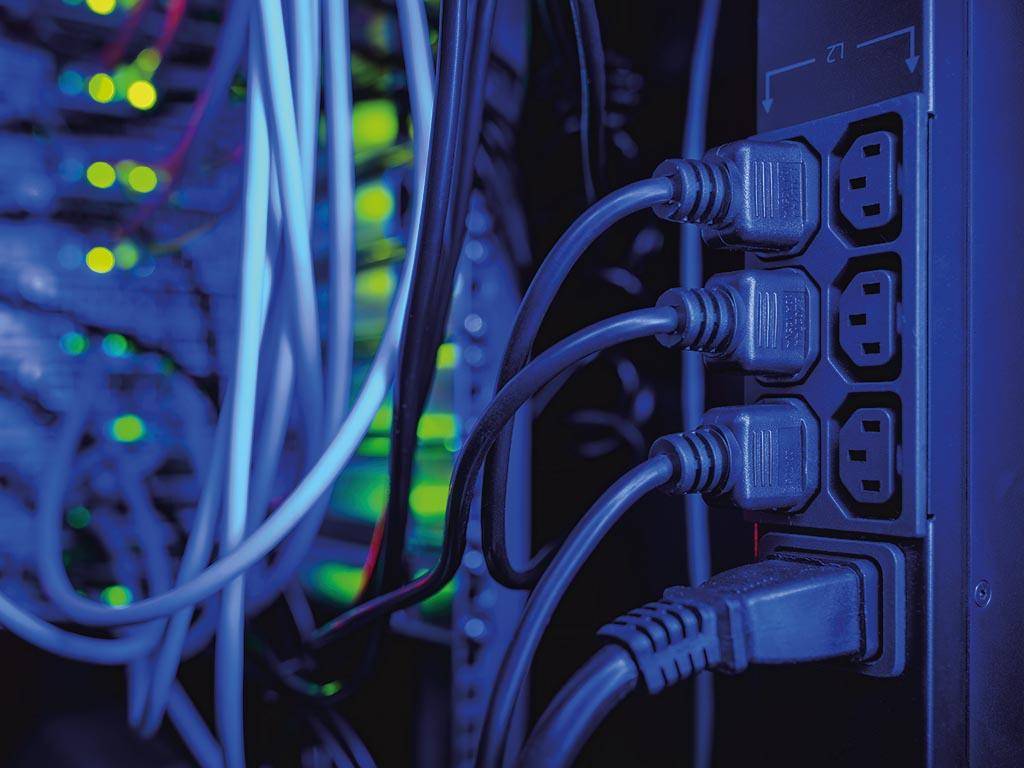 Perel NETZKABEL - SCHWARZ - CEE 7/7 90° + C13 - L=1.5 m - 3G1.0 mm²