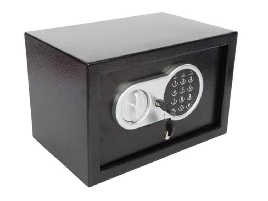 Schwarzer Metalltresor mit digitaler Tastatur zur Zahlenkombination, Schlüsselloch und eingestecktem Schlüssel in der Vordertür.