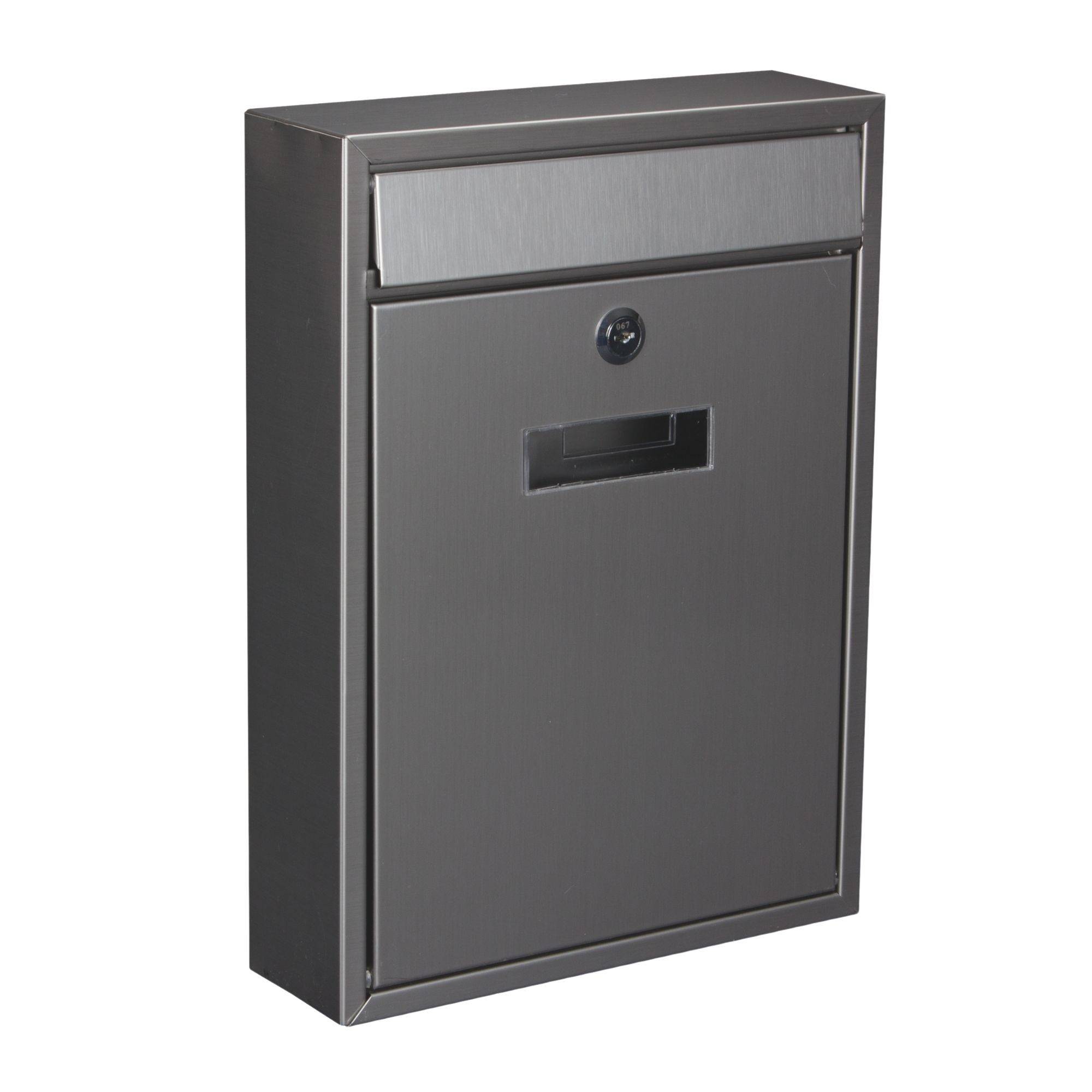 Grauer an der Wand montierter Metallbriefkasten mit vorderem Briefschlitz und Schloss
