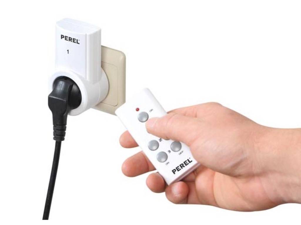 Perel Funksteckdose mit Fernbedienung, 3er Set, bis zu 25 m, 10 A, 2300 W, Weiß
